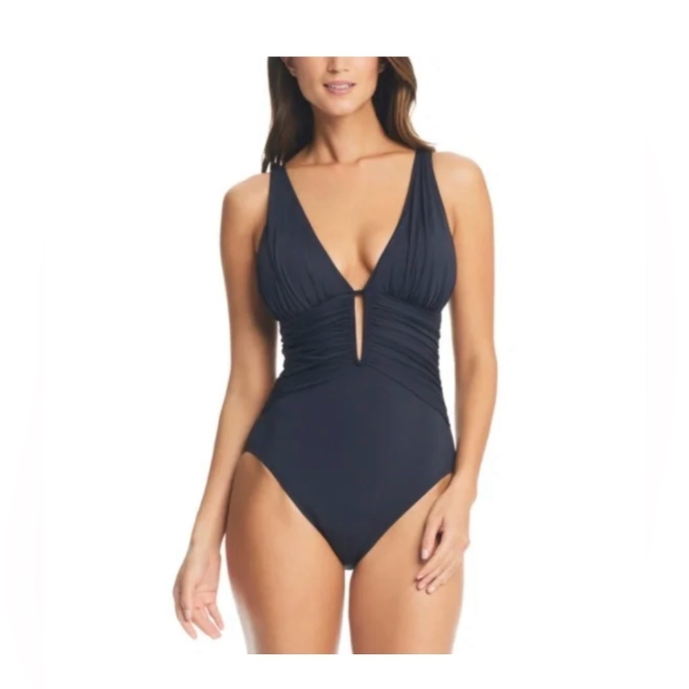 NWT Bleu by Rod Beattie
Women's Molded-Cup One-Piece Swimsuit size 14